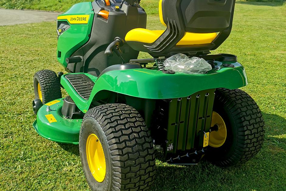 Tracteur autoportée john deere x127 modèle d'expo sur pelouse arrière lerailler