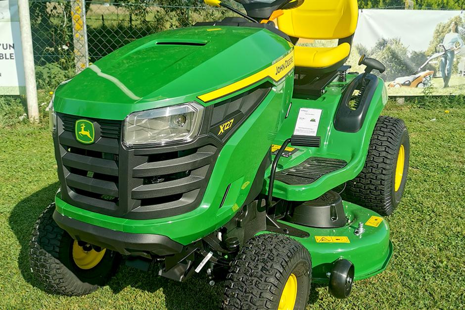 Tracteur autoportée john deere x127 modèle d'expo sur pelouse lerailler