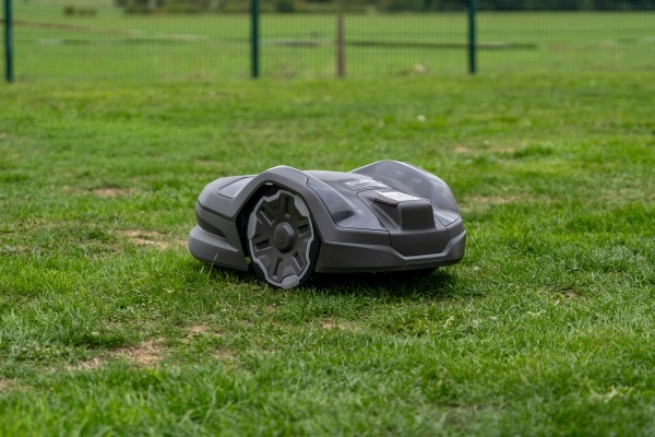 TONDEUSES AUTONOMES / ROBOTS NERA 305E Husqvarna